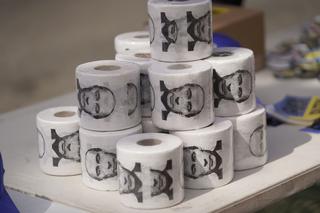 Putin twarzą... papieru toaletowego. Rolki z jego wizerunkiem to hit. Słono kosztują