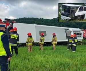 Autobus z dziećmi wyleciał z trasy. Liczba rannych w wywpadku Roztoce wzrosła