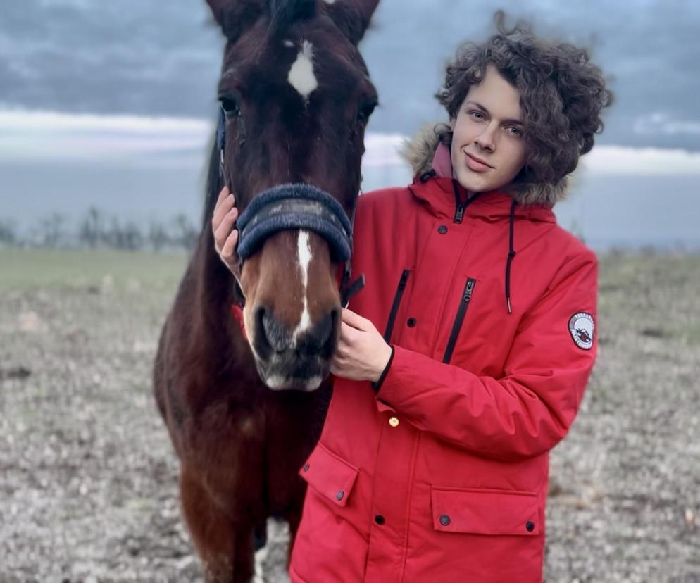 Nastolatek z Bydgoszczy ratuje konie przed rzeźnią. Pokazuje im, że z człowiekiem da się żyć [ROZMOWA]