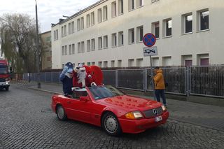 Uwaga, mikołaje na wysokościach! Bydgoscy strażacy zrobili niesamowitą frajdę małym pacjentom