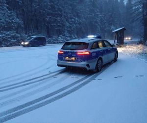 Śnieg zasypał powiat jeleniogórski! Pilny apel do kierowców. Ten odcinek jest całkowicie nieprzejezdny [ZDJĘCIA]