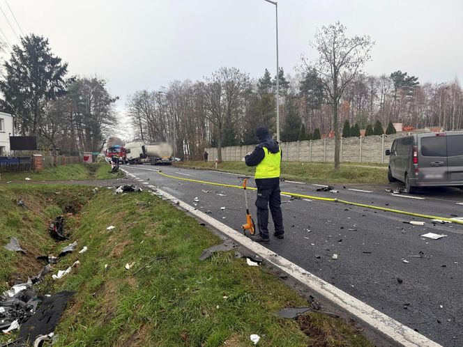 Śmiertelny wypadek pod Szamotułami. Dwie osoby z infiniti zginęły w zderzeniu z cysterną [ZDJĘCIA].