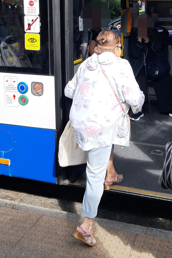 Grażyna Zielińska. Babka z "Rancza" kurzy jak smok