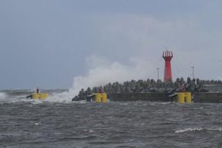 W Kołobrzegu orkan dokonał dużych zniszczeń. Spiętrzone morskie fale zalewały plażę.