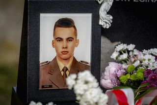 Kamienna rzeźba na grobie sp. sierzanta Mateusza Sitka