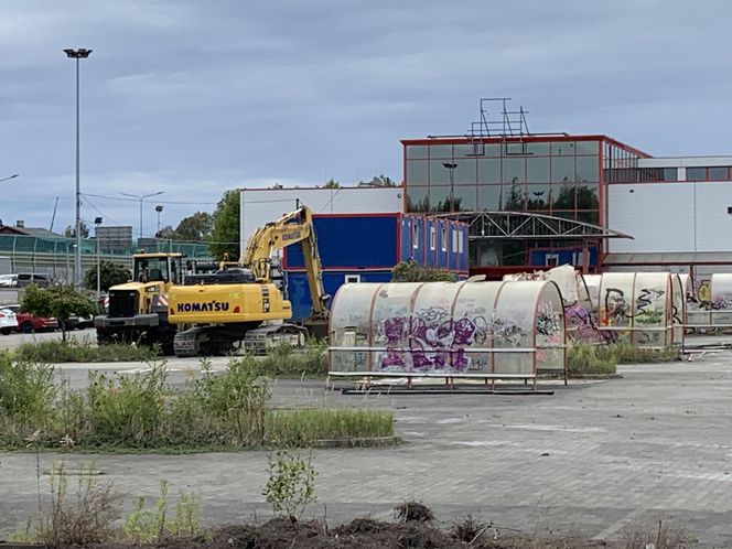 W Dąbrowie Górniczej wyburzają hipermarket Auchan. Powstanie nowy park handlowy