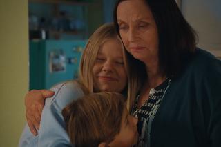 M jak miłość odc. 1712. Misiek (Aleksander Bożyk), Lenka (Olga Cybińska), Krysia Filarska (Hanna Mikuć)