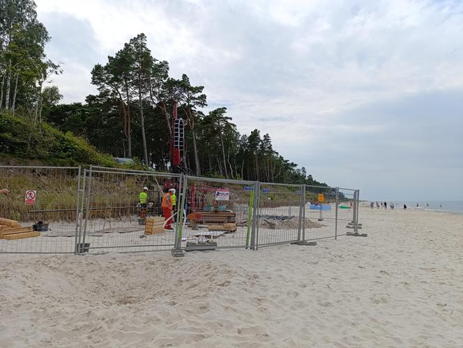 Badanie geologiczne na plaży w Lubiatowie. Budowa elektrowni jądrowej w gminie Choczewo