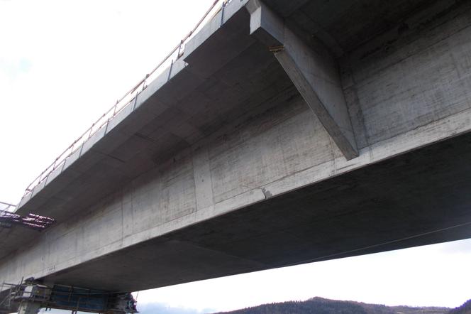 Nowy most na Dunajcu koło Nowego Sącza  rośnie w oczach. Kiedy pojadą nim samochody?