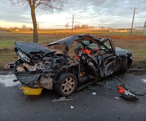 Wypadek na DK12 we Wschowie. Samochód osobowy zderzył się z ciagnikiem rolniczym