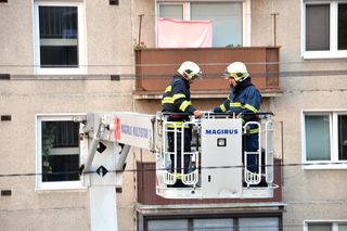 Pożar w bloku. Matka z dzieckiem w potrzasku. Potrzebny był podnośnik, aby ich ewakuować