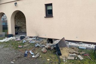 Dwóch mężczyzn w ciężkim stanie trafiło do szpitala. Tragedia podczas ocieplania stropu