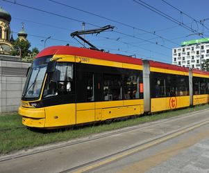 Pasażerowie gniotą się w szóstce. Skandaliczne warunki w tramwajach na Pradze