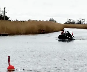 Funkcjonariusze Straży Granicznej uratowali suczkę tonącą w rzece Pasłęka