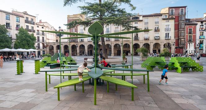Sadzonki: wielofunkcyjne meble miejskie polskiej pracowni BudCud na głównym placu w hiszpańskim Logroño