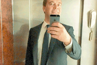 Słitfocia przywódcy, czyli Dmitrij Miedwiediew pstrykną sobie selfie w windzie!