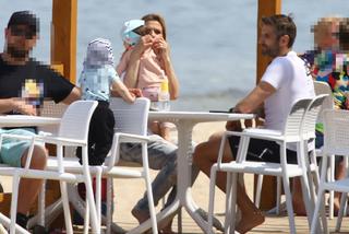 Joanna Koroniewska i Maciej Dowbor z dziećmi na plaży 
