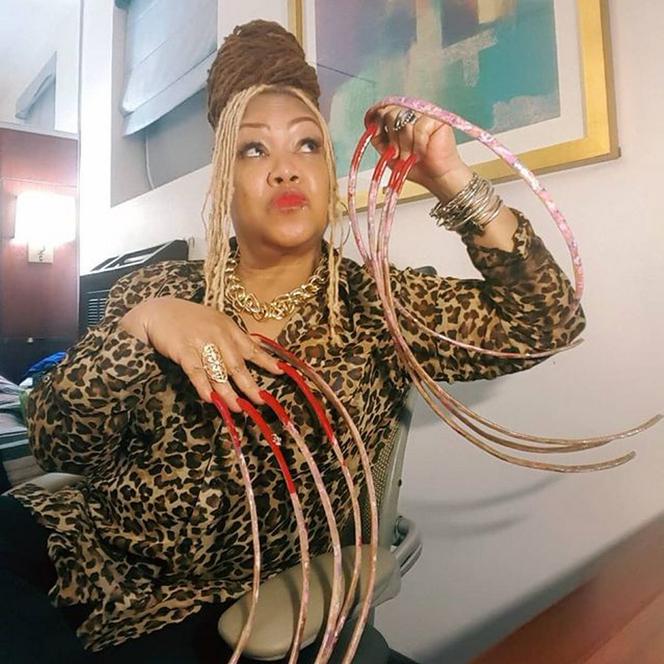 Nożycoręka! Ma paznokcie metrowej długości