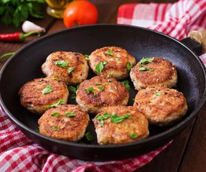 Przepis na kotleciki drobiowe. Pyszny obiad z 6 składników