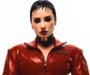 Demi Lovato wraca do kobiecych zaimków. Nie wiedziała, którą wybrać łazienkę!