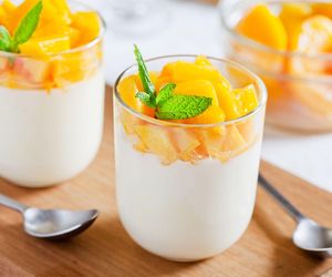 Prawie bez kalorii i wyrzutów sumienia. Puszysta chmurka to wyborny deser jogurtowy na każdą okazję 