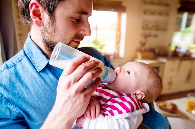 Karmienie niemowlęcia butelką - poradnik dla taty