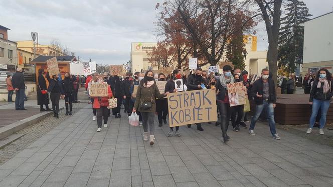 Strajk kobiet: „Chciałabym dokonać aborcji rządu”. Bełchatowianki OSTRO na ulicach miasta!