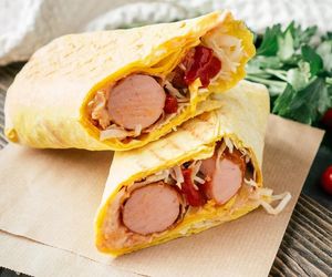 Tortille z parówką i serem – pomysł na kolację, który zawsze się sprawdza. Znikają z talerzy w mgnieniu oka