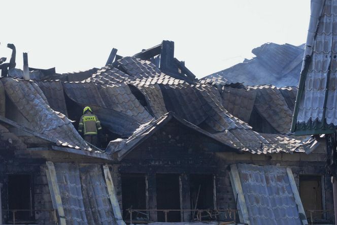  Zniszczenia bloku mieszkalnego po pożarze w Ząbkach