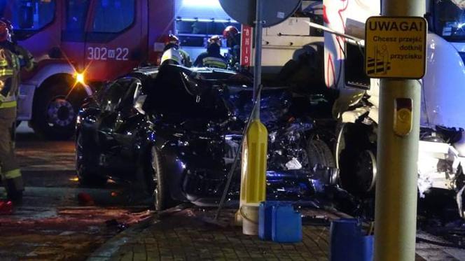BMW zmasakrowane przez ciężarówkę. Poważny wypadek przy trasie S8