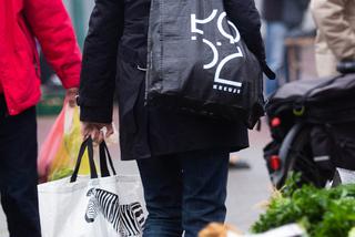 Hanna Zdanowska robi zakupy na bazarku