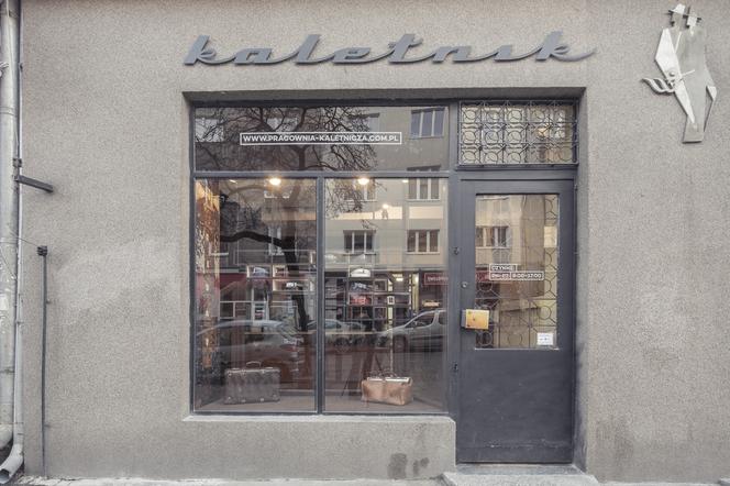 Ten szyld pracowni kaletniczej wprost... zaprasza do środka!