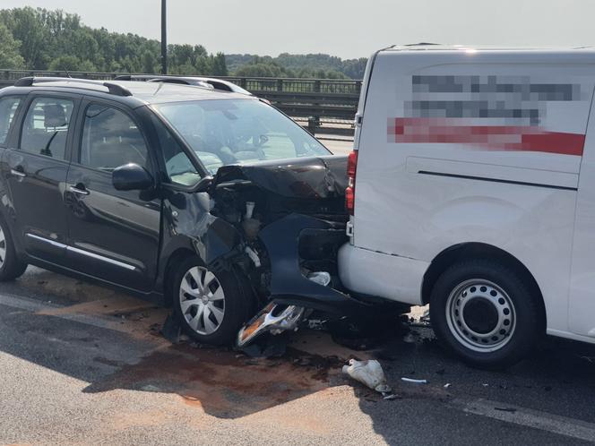 Karambol na Moście Łazienkowskim! Dwie osoby trafiły do szpitala, gigantyczny korek do centrum