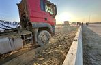 Potężny chaos na autostradzie A2. Na jezdnię i auta wysypały się tony piachu. Korek ma ponad 10 km