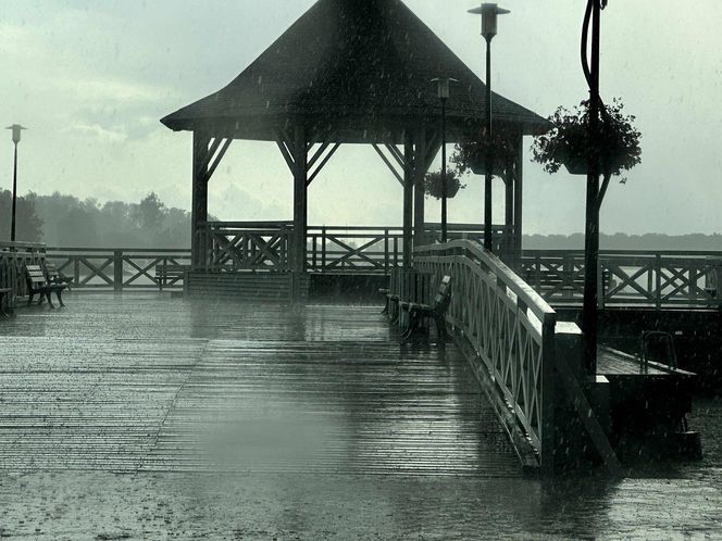 Deszczowe lato i drożyzna zniechęcają Polaków do wakacji. Turyści i przedsiębiorcy apelują o wsparcie