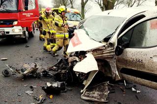 Tragedia pod Cybinką. Nie żyje pracownik Poczty Polskiej. Zginął na miejscu po uderzeniu w drzewo