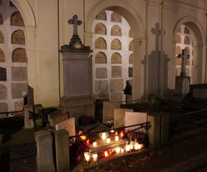 Stare Powązki rozświetlone zniczami 2.11.2024