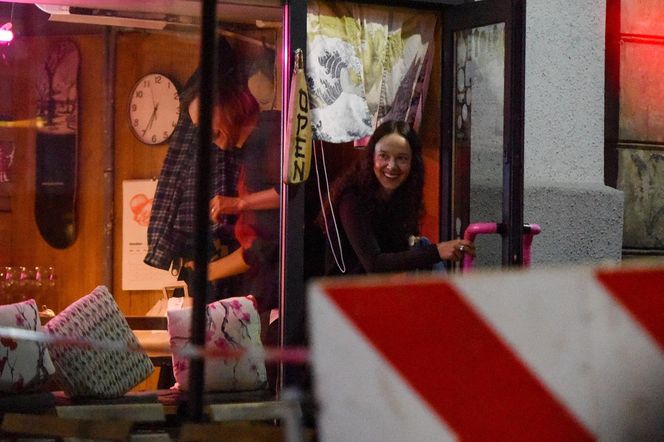 Monika Brodka winko papierosek i taksówka