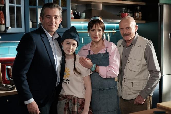 Lulu - nowy serial Polsatu. Lucyna (Anna Dereszowska), jej córka (Weronika Wachowska), mąż (Przemysław Sadowski), dziadek (Marek Siudym)