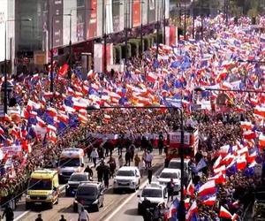 Ruszył Marsz Miliona Serc! Ogromne tłumy Polaków na ulicach Warszawy [ZDJĘCIA]
