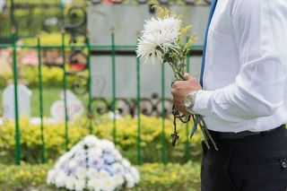 Coraz więcej Polaków wybiera ekologiczny pochówek! Sprawdź, co to jest i gdzie możesz go zorganizować