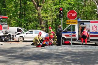 Poważny wypadek nieopodal Warszawy. Motocyklista runął na ziemię po zderzeniu z autem