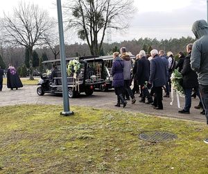 Pogrzeb tragicznie zmarłej rodziny z Namysłowa. Matka i syn spoczęli w jednym grobie. Ceremonia