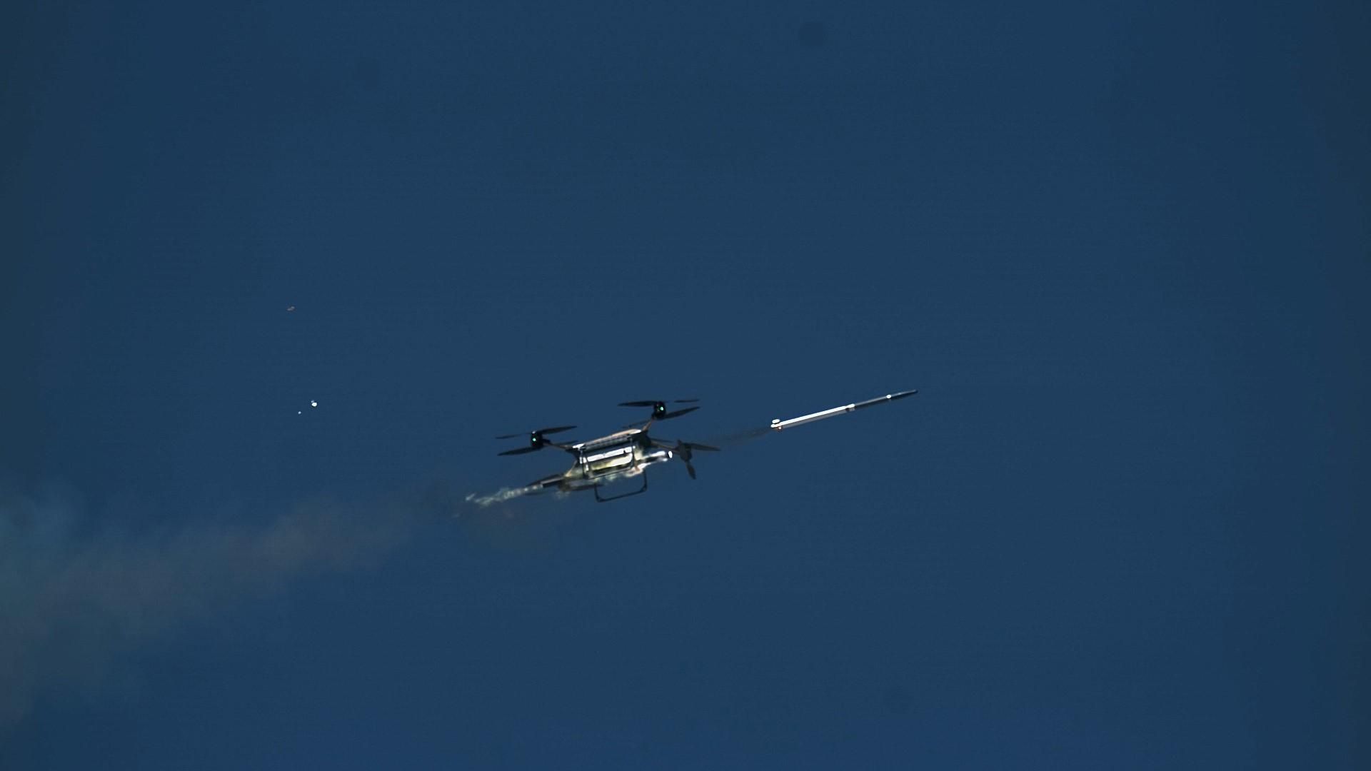 Dron strzela rakietami APKWS