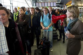 Odwołane loty, tłumy na lotniskach – zima paraliżuje ruch lotniczy!