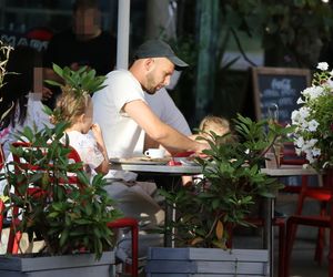 Maciej Pela z córeczkami nad Wisłą