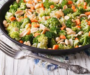 Szybka surówka z brokuła i marchewki - znakomita do obiadu