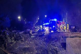 Krosnowice. 29-latek nie zauważył, że powódź porwała most. Wjechał autem do rzeki Biała Lądecka [ZDJĘCIA]