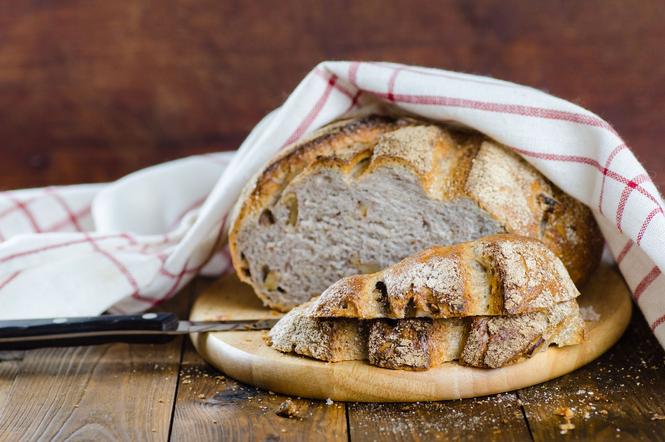 4 przepisy na domowy chleb - pszenny, graham, razowy i bezglutenowy [WIDEO]