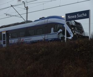 Na przejeździe kolejowym w msc. Nowa Sucha (pow. sochaczewski) doszło do zderzenia pociągu pośpiesznego z ciężarówką